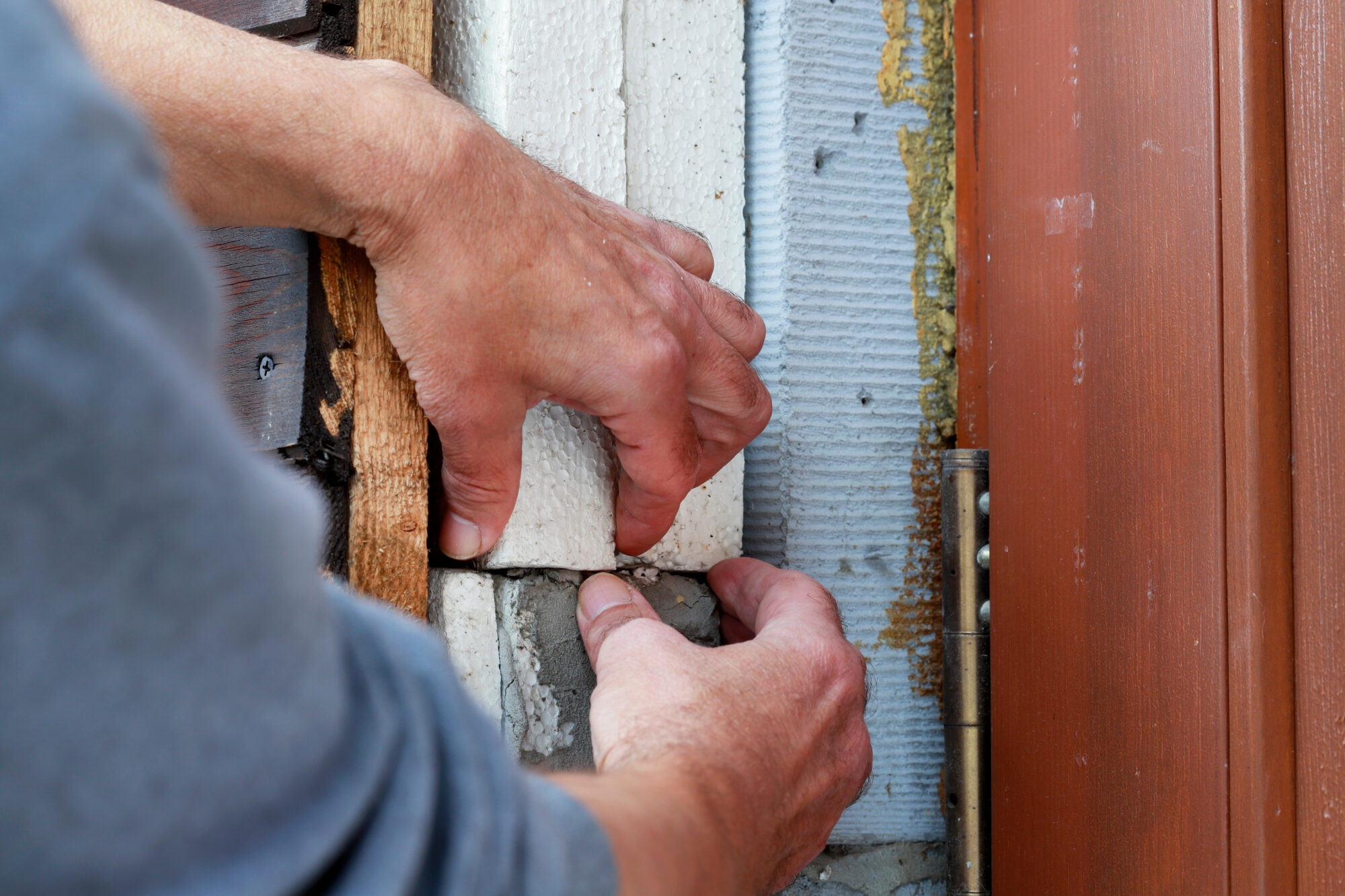 Cross-section of insulating layers in an old-style residential house.